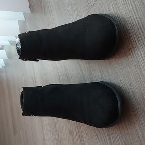 Daisy Fuentes  zippered ankle boots black 9.5m